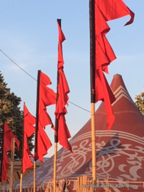 Rode festival flags voor Festifoort