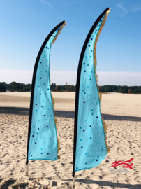 2 turquoise beachvlaggen