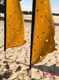 2 goudkleurige beachvlaggen