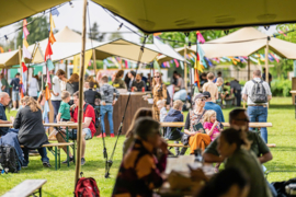 Gekleurde vlaggen bij het Ontdekkersfestival