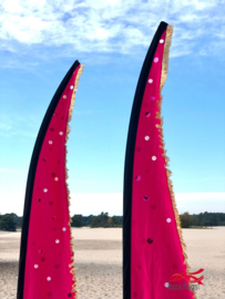 2 roze beachvlaggen