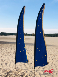 2 donkerblauwe beachvlaggen