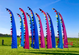 10 Regenboog festivalvlaggen 5.20m met driehoekjes huren