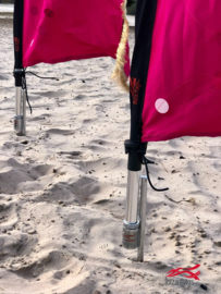 2 roze beachvlaggen