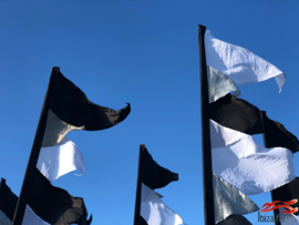 10 Zwart/Wit festival vlaggen 3.90m recht model huren