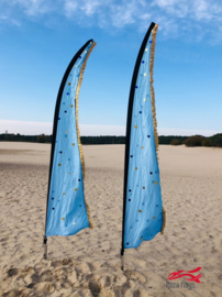 2 lichtblauwe beachvlaggen