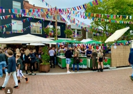 Slingers  en vlaggetjes voor dorpsfeest