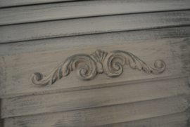 Houten ornament voor raamscherm "taupe"