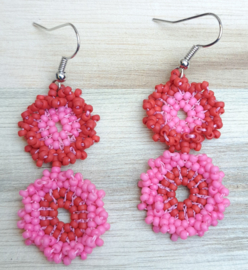 Roze/rode bloemen oorbellen