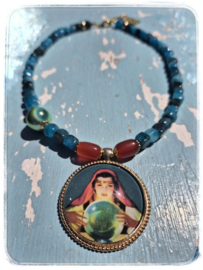Ketting - Waarzegster met tarotkaart De Zon