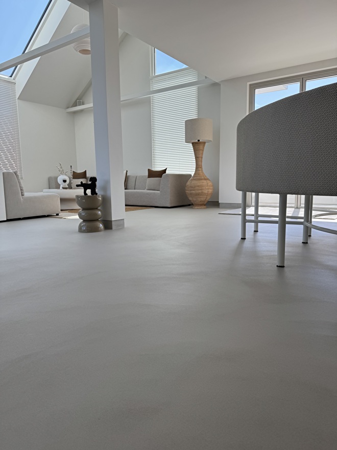 gietvloer in een appartement , bio cement gietvloer