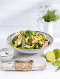 Groene groenten met gerookte forel en frisse yoghurtsaus