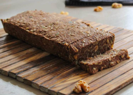 Noets notenbrood met zaden en pitten (als ontbijt of lunch)