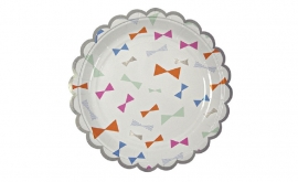 Papieren bordjes met gekleurde strikjes