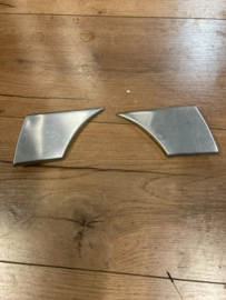 Trim tussen fender skirt en achterdeuren, links en rechts