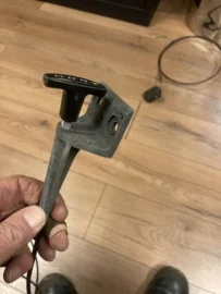 Hood release bracket met slechte kabel