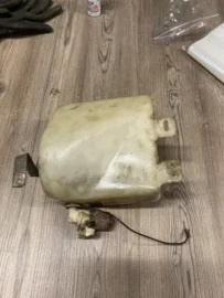 Ruitenwisservloeistofreservoir met motor en dop