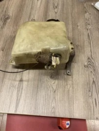 Ruitenwisservloeistofreservoir met motor en dop