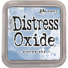 :  🌫️ Distress Oxide Stormy Sky – Zachtgrijsblauw met een dromerige stormlucht