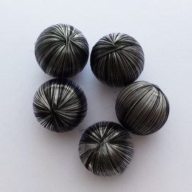 Satijnen bal zwart/zilver gestreept - ca. 25mm