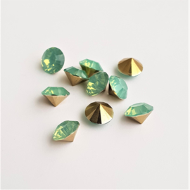 Puntsteen mint opal SS39 (8mm)