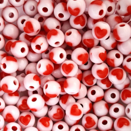 Acryl kraal rond met hartje wit rood