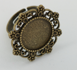 Ring met ornamenten