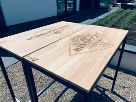 Eiken Bartafel met zwarte statenonderstel  incl. logo HENDRICKS GIN  ingebrand