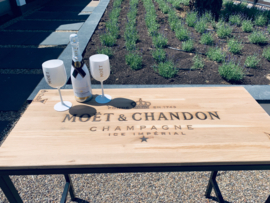 Eiken Bartafel met zwarte statenonderstel  incl. logo MOËT & CHANDON CHAMPAGNE  ice imperial  ingebrand