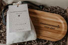Brievenbus pakket "Genietmomentje voor jou" met serveerplankje bamboe of acacia