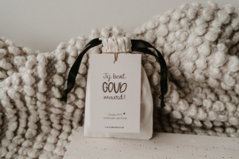 Stoffen zakje met kaartje  "jij bent goud waard" | met RVS gouden armbandje