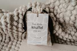 Stoffen zakje met kaartje "knuffel voor jou" | met teddybeertje