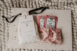 Stoffen zakje met kaartje "genietmomentje voor jou" | thee met truffelbonbons