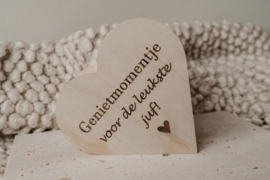 Houten hart gevuld met liefde voor de JUF