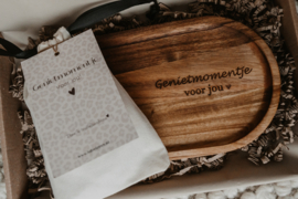 Brievenbus pakket "Genietmomentje voor jou" met serveerplankje bamboe of acacia