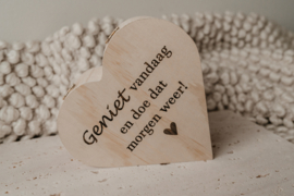 Houten hart gevuld met liefde "geniet vandaag en doe dat morgen weer"
