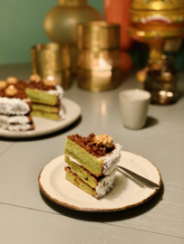 Pandan cake  met kokos, gula melaka en dalgona coffee cream  - vegan