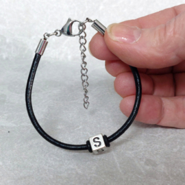 Leren Initiaal  Armband zwart - leren armband - Naamletter Armband met 1 letterblokje - vriendschapsarmband