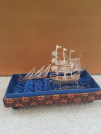 Verzilverde  filigrain schip  miniatuur in vitrine