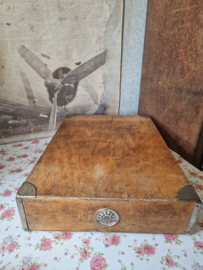 Oude doorleefde houten transport kist