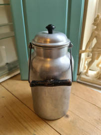 Oude aluminium melkbus