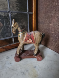 Oud houten paardje op wielen