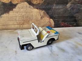 Oud blikken ambulance auto