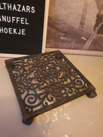 Gietijzeren ornament planten onderzetter nr2