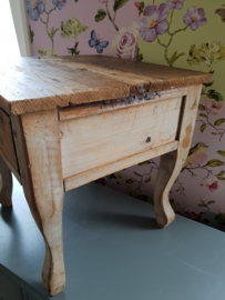 Oud doorleefd tafeltje met lade