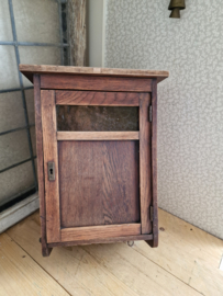 Oud houten hangkastje