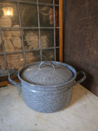 Grijs gewolkte emaille pan