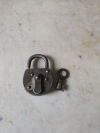 Oud metalen hangslot
