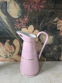 Roze emaille waterkan