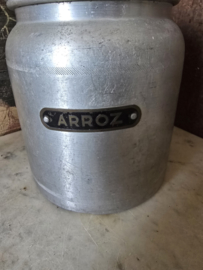Oude aluminium voorraad bus rijst